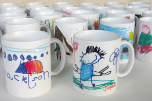 canecas porcelana, com desenho feitos por crianças