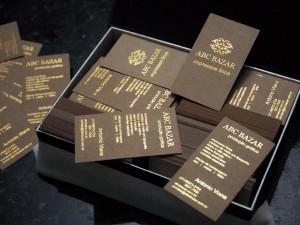 Cartões de visita em papel Kraft e impressão dourada, hot stamping.