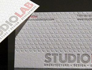 cartão em baixo relevo com impressão em Tipografia em relevo seco incolor.