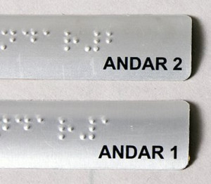 Placas em Braille para corrimão.
