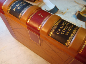 Restauração de livros rj, com capa de couro trabalhada a ouro.