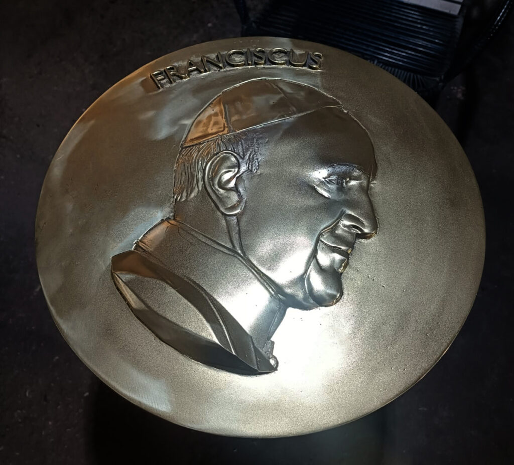 busto-de-bronze-fundido-Papa-Francisco-PUC-RJ