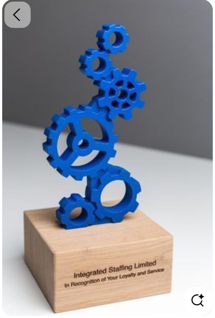 trofeus-3d-criativos-com-engrenagens-e-base-de-madeira-ou-acrilico-cm-sua-logo