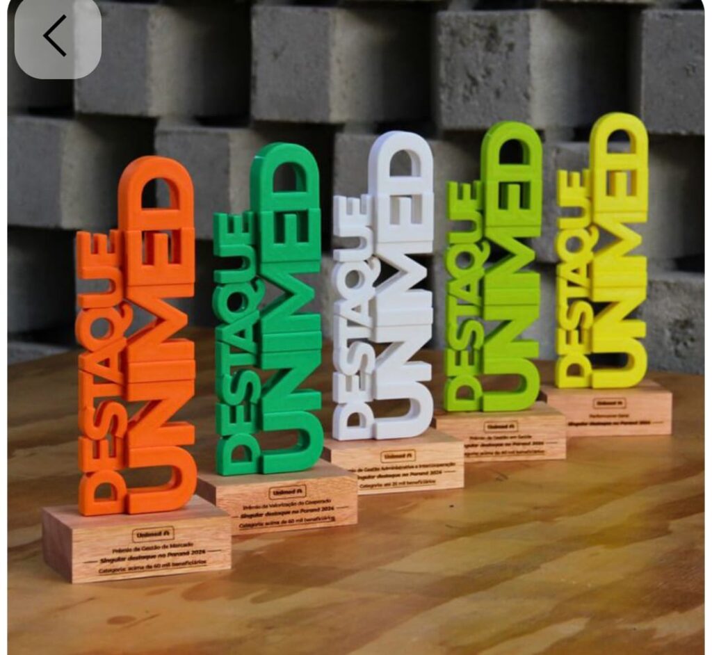 trofeus-3d-criativos-e-com-base-de-madeira-ou-acrilico-com-impressao-a-laser-e-sua-logo